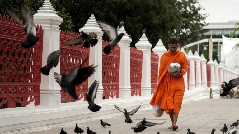 Dalam menjalani hubungan, jangan menjadi seperti seorang akuntan saklek yang memperhitungkan pendapatan dan penerimaan. (Reuters/Athit Perawongmetha)